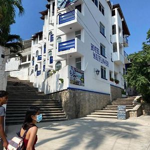 Mayflower Hotel & Hostal